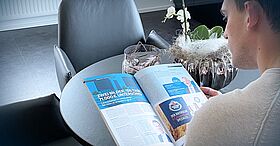 Mann liest Martens & Prahl Artikel zum Thema Cybersicherheit