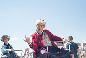 Bild von einer Oma, die eine coole Pose macht.